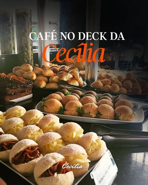 Mesa do café com sonhos, pães de queijo recheados, mini lanches e bolo de chocolate