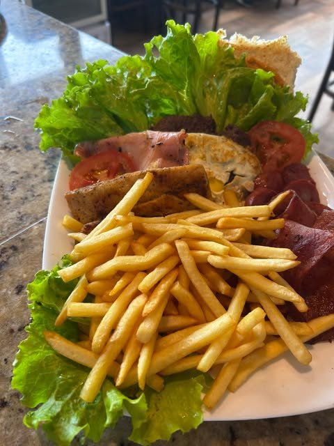 Club sandwich com batata frita, alface e tomate
