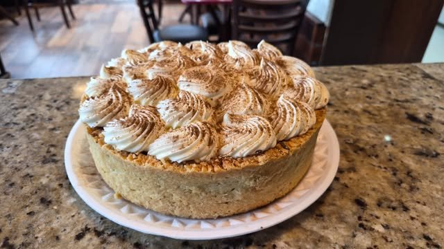 Torta com cobertura de chantilly e canela